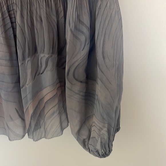 Aritzia Wilfred Daydreamer V-Neck Blouse Dusky Granite Blue size Small NWT - Picture 7 of 7